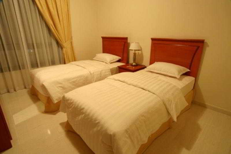 Emirates Palace Hotel Suites Шарджа Стая снимка